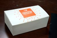 स्नैक फूड के लिए कस्टमाइज्ड डिज़ाइन क्यूबॉइड फोल्डेड कार्डबोर्ड पैकेजिंग बॉक्स