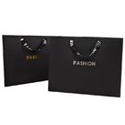 अनुकूलित ब्रांड लोगो लक्जरी काले कागज परिधान पैकेजिंग उपहार शॉपिंग बैग कागज पैकेजिंग
