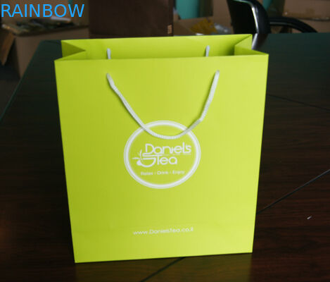 कॉटन हैंडल टी पैकेजिंग बैग के साथ कस्टम डिज़ाइन किए गए ग्रीन क्राफ्ट पेपर बैग