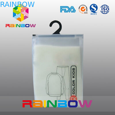 बच्चों के कपड़े के लिए जिपलॉक के साथ फ्रॉस्टेड पीवीसी प्लास्टिक पाउच पैकेजिंग हैंगिंग बैग