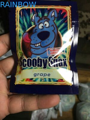 टुकड़े टुकड़े में छेद के साथ टुकड़े टुकड़े सामग्री मुद्रण खड़े हो जाओ