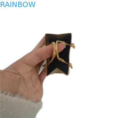 छोटे स्वनिर्धारित पेपर बैग हैंडल के साथ गिफ्ट कैंडी फूड पैकेजिंग पर खड़े होते हैं