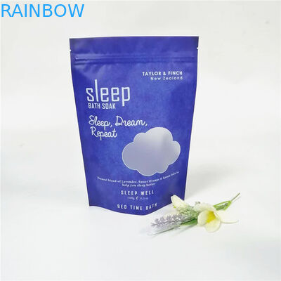 गुलाब रगड़ नमक के लिए जिपर के साथ बॉडी स्क्रब एल्युमिनियम फॉयल बैग के साथ खड़े होते हैं