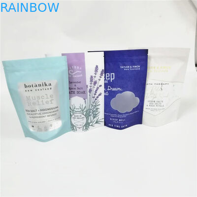 गुलाब रगड़ नमक के लिए जिपर के साथ बॉडी स्क्रब एल्युमिनियम फॉयल बैग के साथ खड़े होते हैं