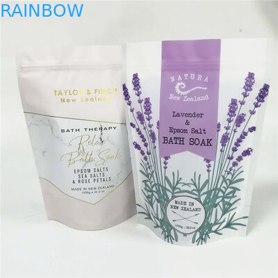 गुलाब रगड़ नमक के लिए जिपर के साथ बॉडी स्क्रब एल्युमिनियम फॉयल बैग के साथ खड़े होते हैं