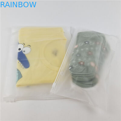 फैक्टरी थोक पारदर्शी प्लास्टिक टी-शर्ट कपड़े पैकेजिंग बैग स्लाइडिंग ज़िप और हुक के साथ