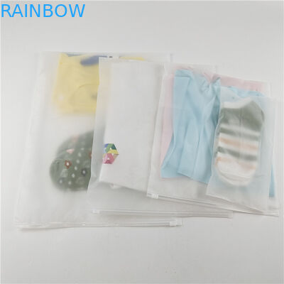 फैक्टरी थोक पारदर्शी प्लास्टिक टी-शर्ट कपड़े पैकेजिंग बैग स्लाइडिंग ज़िप और हुक के साथ