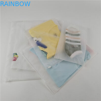 फैक्टरी थोक पारदर्शी प्लास्टिक टी-शर्ट कपड़े पैकेजिंग बैग स्लाइडिंग ज़िप और हुक के साथ