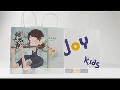 हैंडल के साथ पेपर बैग।