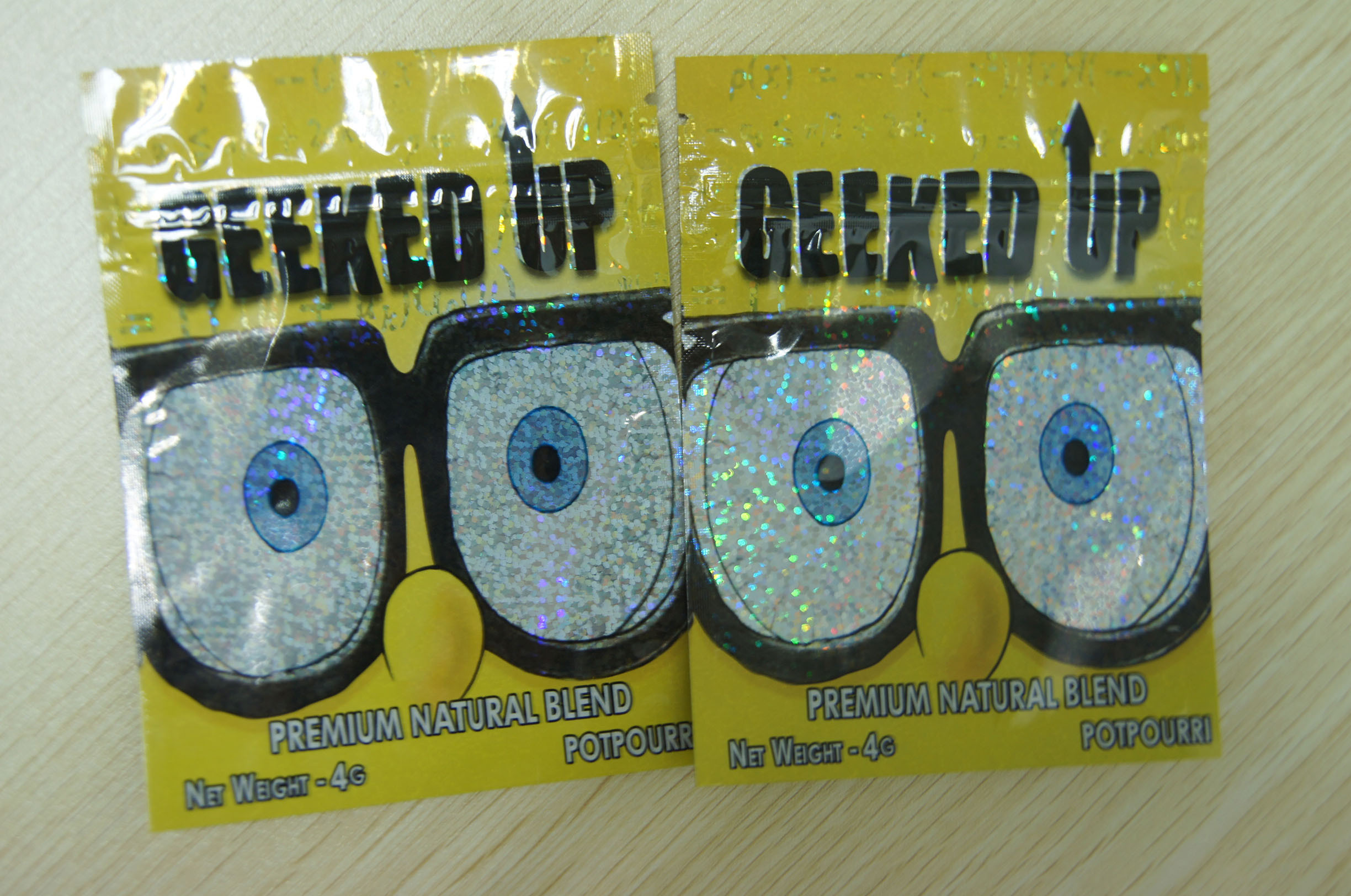 जिपलॉक हर्बल पैकेजिंग 4 जी लेजर फिल्म प्लास्टिक GEEKED UP पीले