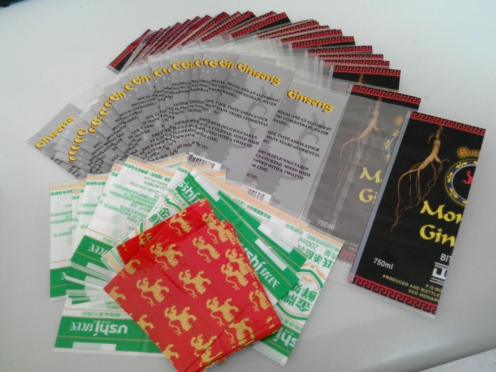 नारियल पानी की बोतल पैकेजिंग के लिए हाथ आवेदन सिकोड़ें आस्तीन लेबल