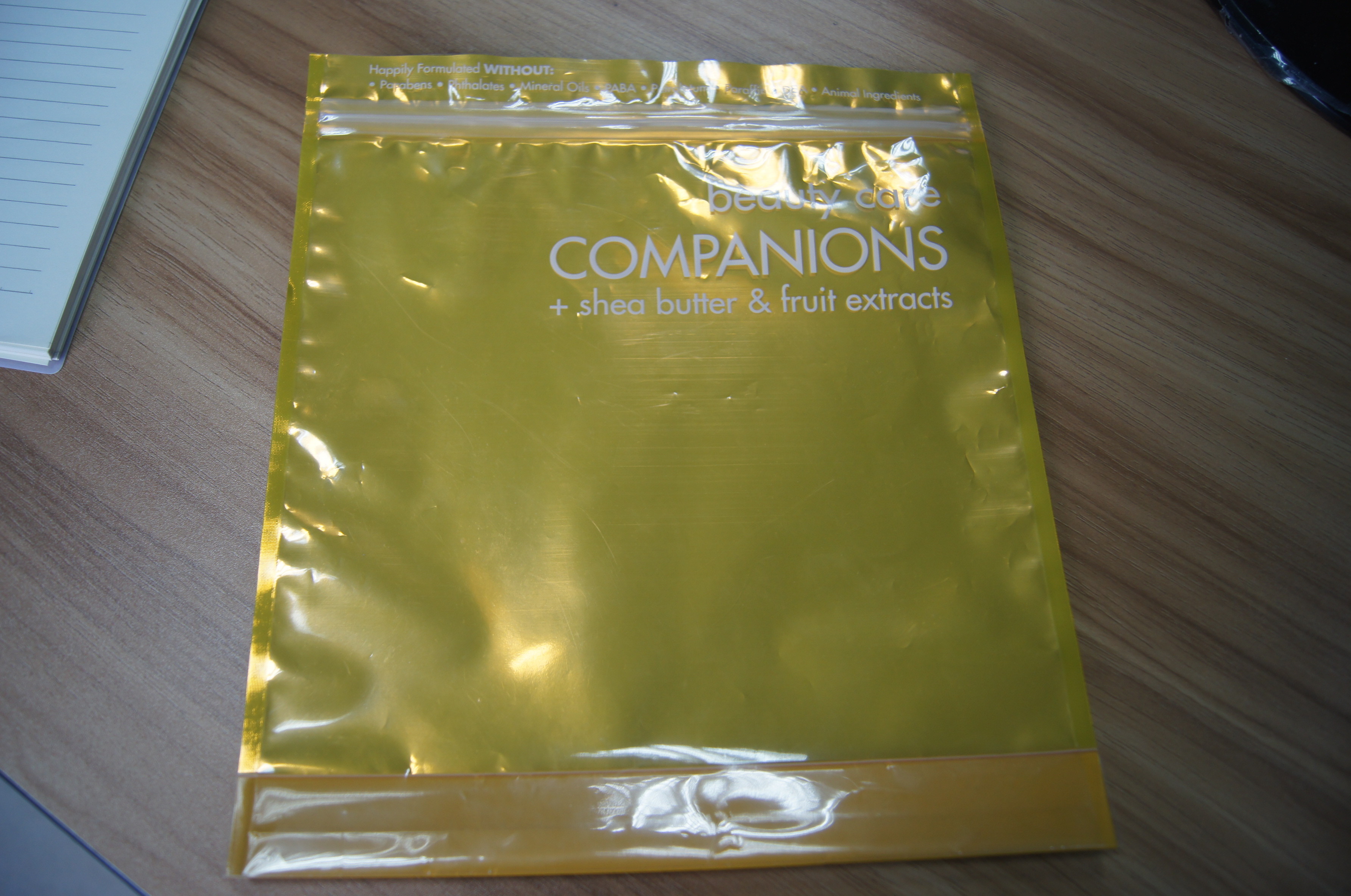 पारदर्शी सामने डिस्प्ले प्लास्टिक कॉस्मेटिक पैकेजिंग बैग जिपर के साथ