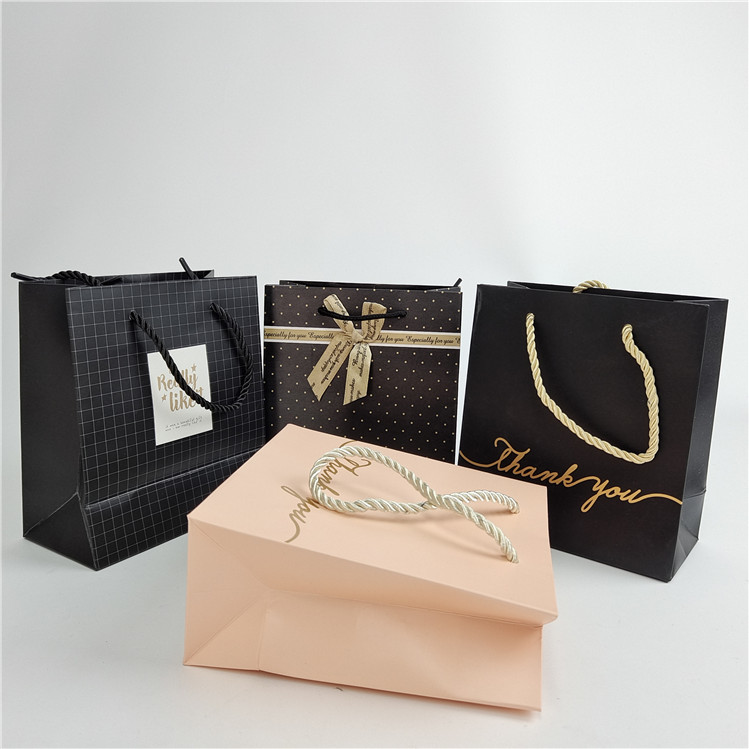 उच्च गुणवत्ता कस्टम डिजिटल प्रिंटिंग लोगो मुद्रित शॉपिंग पेपर बैग पैकेजिंग सफेद 110 ग्राम पुनः प्रयोज्य