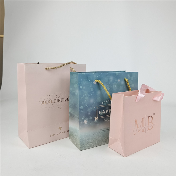 नवीनतम स्वीकार्य 10 रंग तक उपलब्ध कस्टम डिजिटल प्रिंटिंग लोगो मुद्रित शॉपिंग पेपर बैग पैकेजिंग