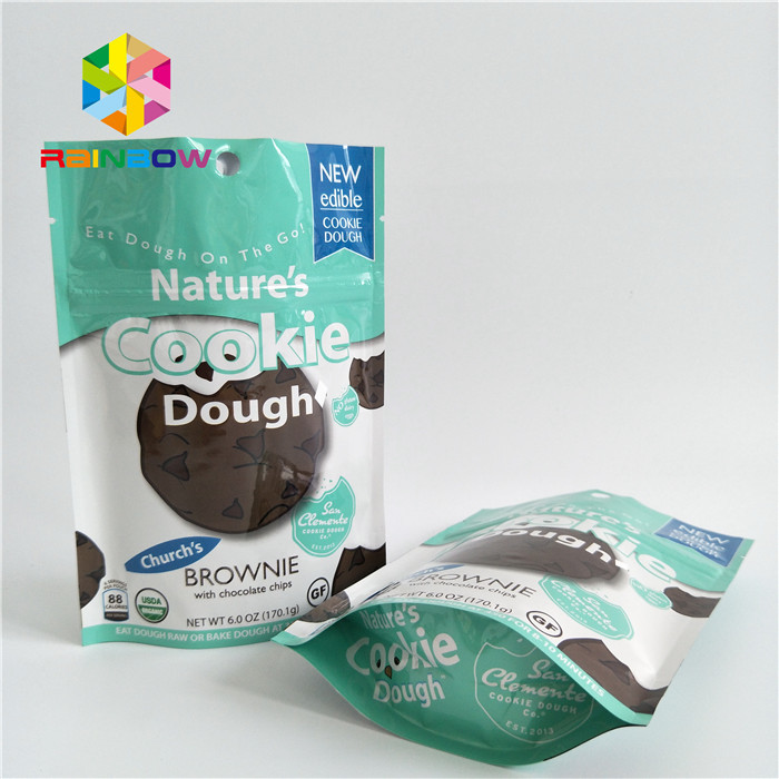 छोटे आकार के स्नैक खाद्य पैकेजिंग बैग के साथ ज़िपर शीर्ष हैंडल अनुकूलित रंग