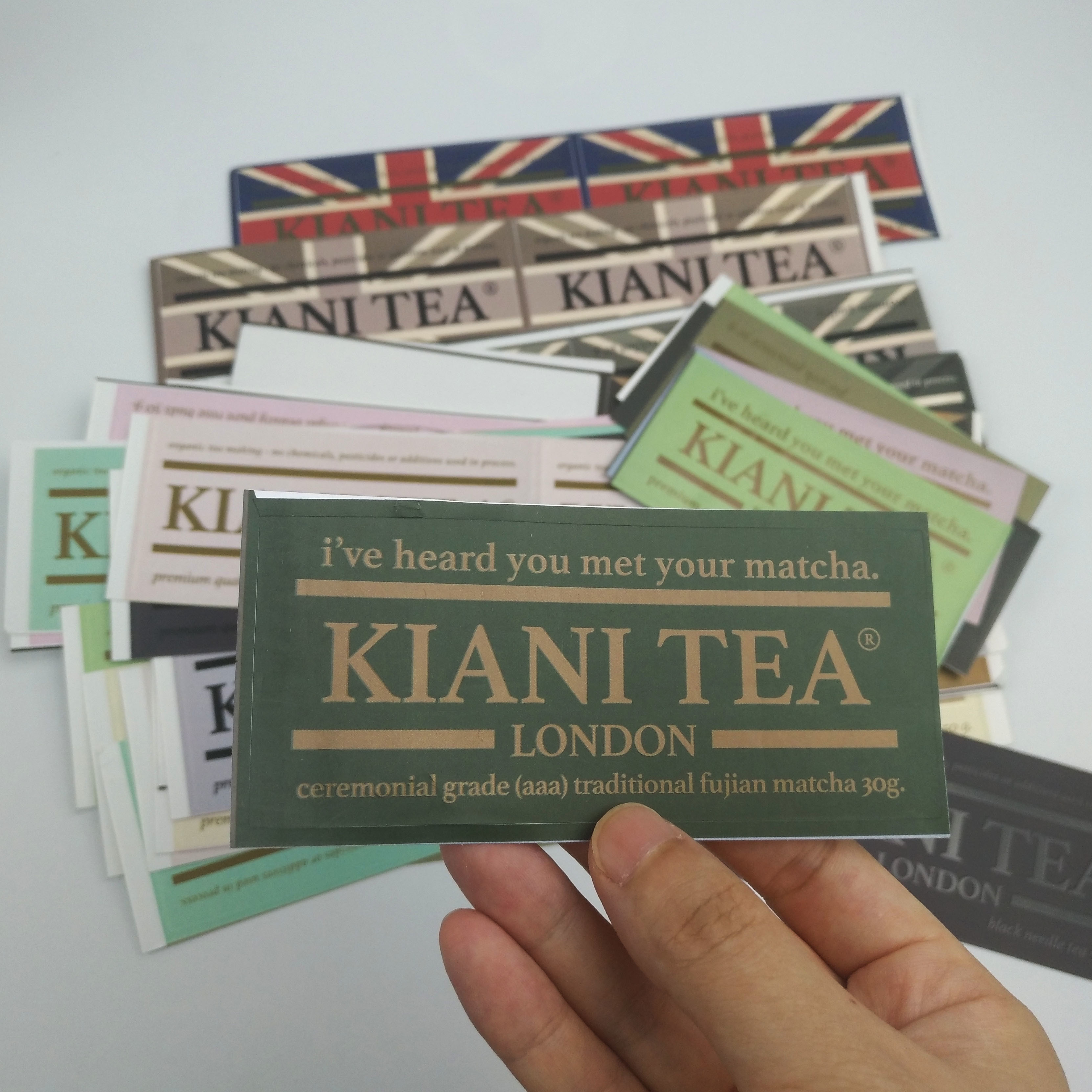 स्वीकार कस्टम लोगो OEM Fashionabl मुद्रित स्टिकर चिपकने वाला शराब लेबल निविड़ अंधकार चिपकने वाला लेबल स्टिकर