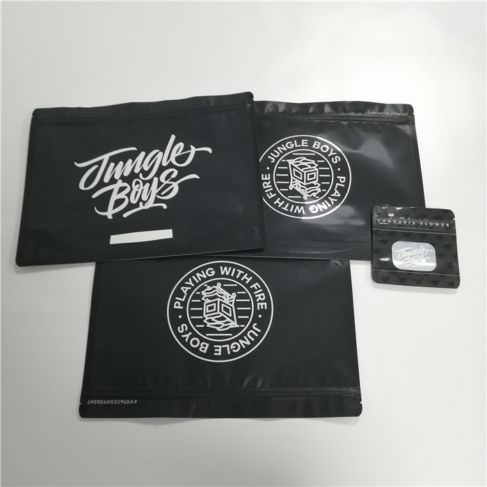 बायोडिग्रेडेबल कस्टम जिपलॉक बैग्स टोबैको लीफ पैकेजिंग जंगल बॉयज मायलर के साथ खड़े हैं