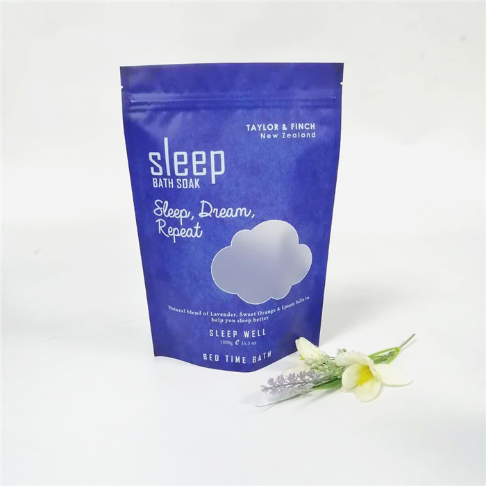 गुलाब रगड़ नमक के लिए जिपर के साथ बॉडी स्क्रब एल्युमिनियम फॉयल बैग के साथ खड़े होते हैं