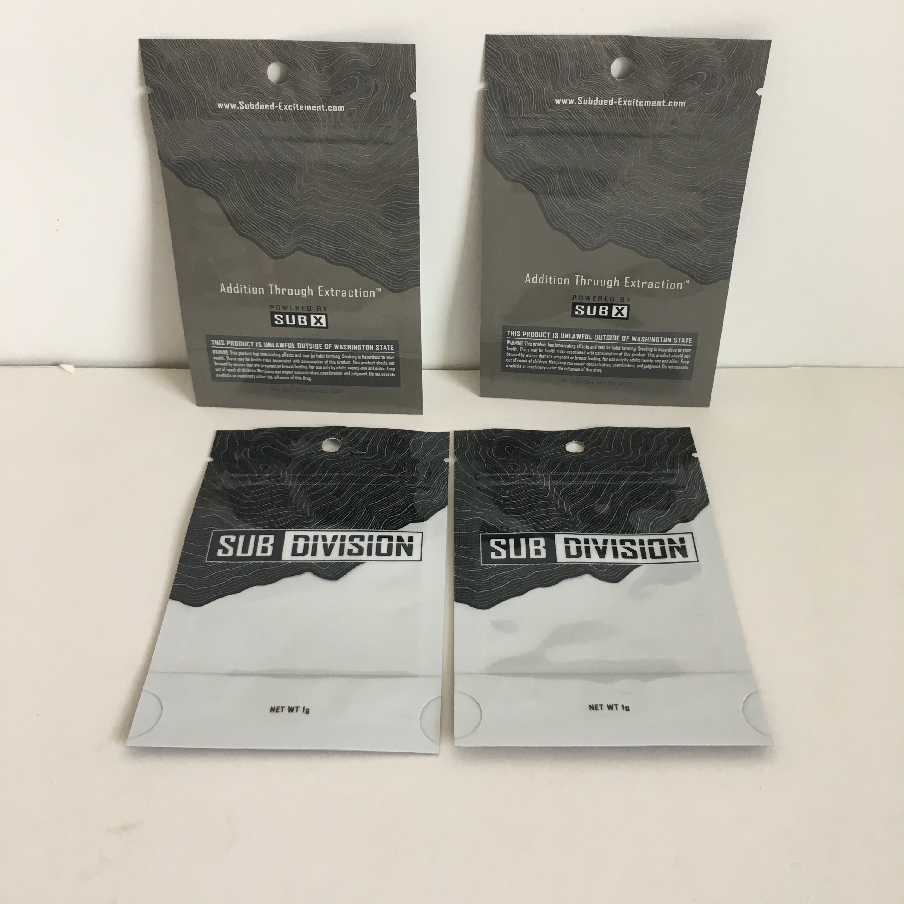 गंध प्रूफ स्टैंड अप पाउच Mylar बैग्स जिपलॉक 1g कैनबिस फ्लावर प्लास्टिक पाउच विथ हैंगर होल क्लियर विंडो