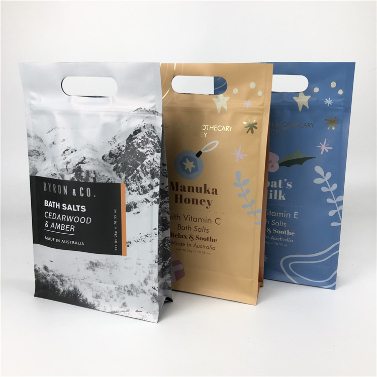 बॉडी स्क्रब पैकेजिंग के लिए हैंडल के साथ फ्लैट बॉटम ज़िप लॉक फूड ग्रेड फ्लैट बॉटम बैग्स