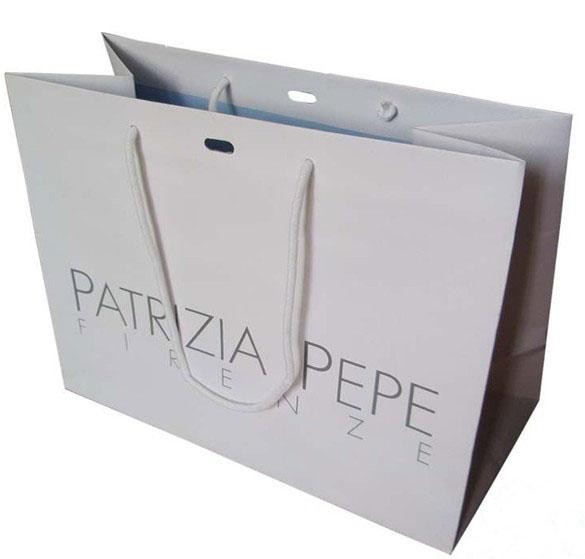 केंद्र में होल के साथ बड़े सफेद क्राफ्ट पेपर स्वनिर्धारित पेपर बैग